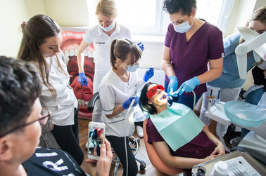 Nowoczesna piaskarka EMS w pracowni higienistek stomatologicznych